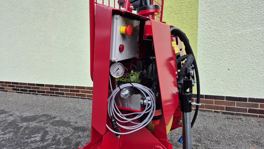 HYDRAULICKÝ NAVIJAK 4T PRE MALÝ TRAKTOR S DIAĽKOVÝM OVLÁDANÍM